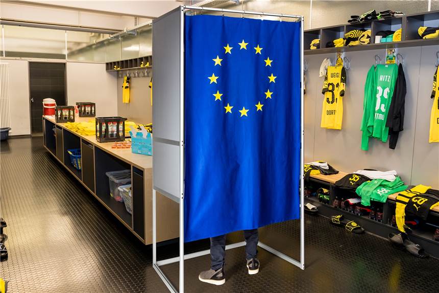 So kommen Sie in die BVB-Umkleide – und tun auch noch etwas Gutes für die Demokratie In der BVB-Umkleide im Signal Iduna Park wird am 19. Mai eine Wahlkabine für die Europawahl aufgestellt.