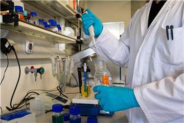 In der Chemiebranche arbeiten rund 41.000 Beschäftigte in Forschung und Entwicklung. Foto: Arno Burgi/Symbolbild