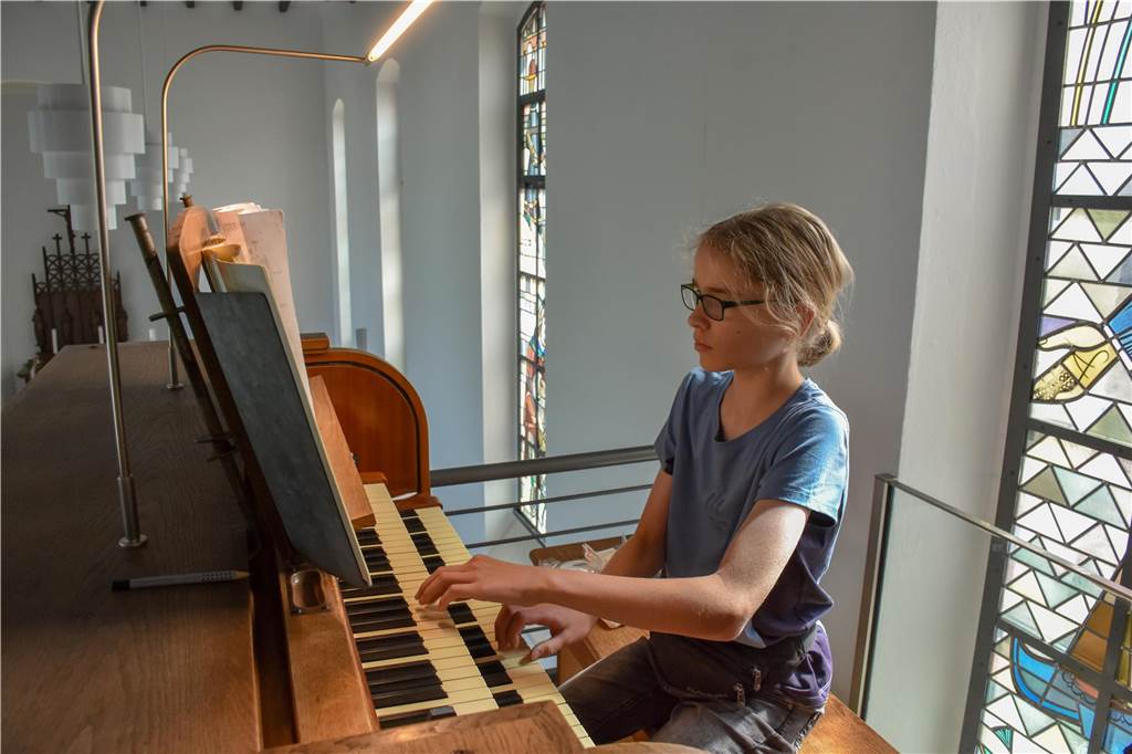 Elias an der Orgel