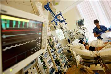 In der Corona-Pandemie sind die Krankenhaus besonders belastet. Für Anschaffungen gibt es jetzt Geld vom Land.