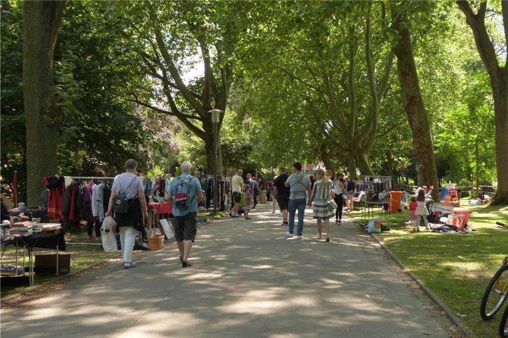 In der Corona-Zeit wird darauf geachtet, dass der Trödelmarkt im Westpark nicht zu voll wird.