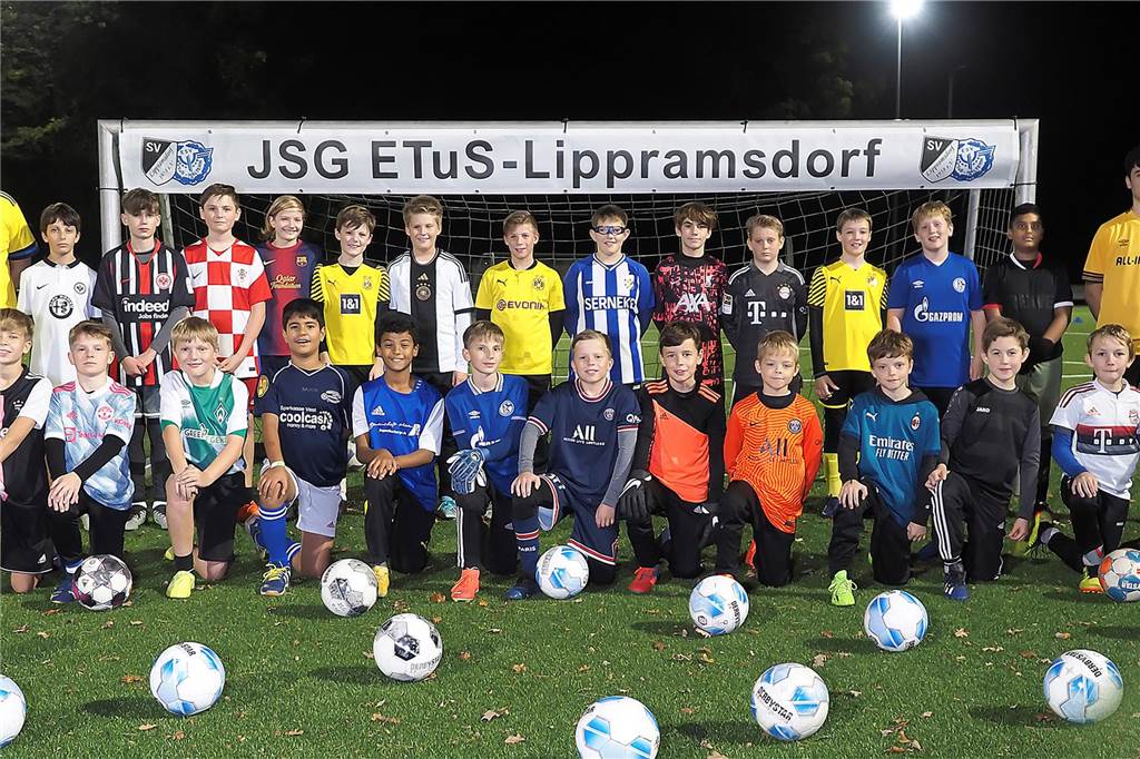 In der D1 und D2 Jugend der Jugendspielgemeinschaft Etus-Lippramsdorf spielen die meisten Kinder schon seit ihrem 4. Lebensjahr zusammen. Neue Spieler werden gern aufgenommen und immer wieder integriert.