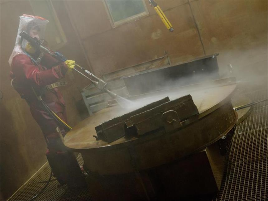 Stromkonzerne sollen für «Atompakt» 23,3 Milliarden zahlen In der Dekontaminationswerkstatt reinigt ein Spezialist Bauteile aus dem früheren Atomkraftwerk "VEB Kernkraftwerk Bruno Leuschner" in Lubmin. Foto: Stefan Sauer