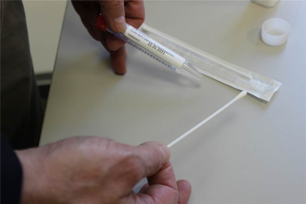 Personal in Schutzanzügen als Empfang: So läuft der Test auf das Coronavirus in Dortmund ab Abstrich in der Diagnostik-Stelle.