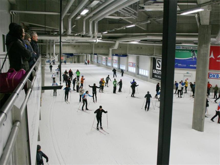 Wintersport im Thüringer Wald genießen In der DKB-Skisport-Halle können Langläufer ganzjährig auf die Bretter steigen. Foto: Nicole Jankowski