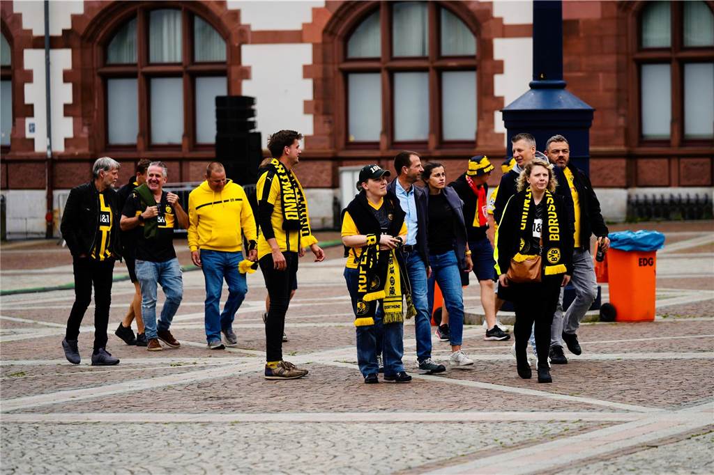 In der Dortmunder nnenstadt mischten sich ab dem Nachmittag Dortbunt-Besucher und BVB-Fans.