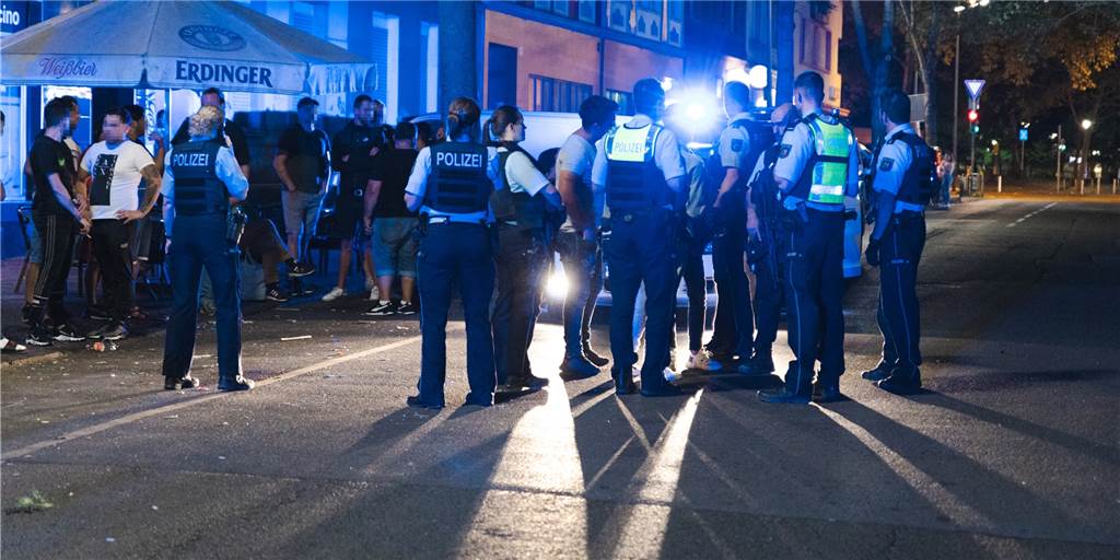 Schüsse und Tumulte in der Nordstadt – 200 Personen am Tatort In der Dortmunder Nordstadt sind am späten Donnerstagabend Schüsse vor einem Café gefallen.