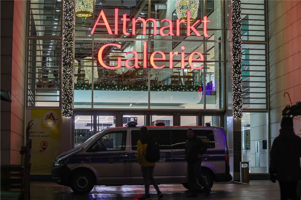 Geiselnahme in Dresden : Täter nahm Kind zu Taten mit - Was über das Motiv bekannt ist Ein Polizeiauto vor der Altstadt-Galerie.
