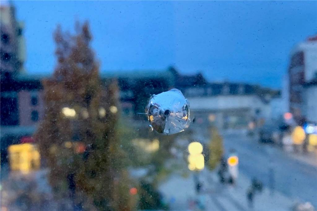 Sex für 20 Euro: Aplerbecker klagen über Zustände am Marsbruchplatz In der dritten Etage ist ein Projektil in die Scheibe geschlagen.