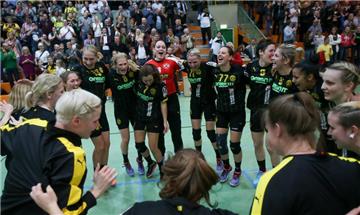 In der dritten Runde besiegten die BVB-Frauen Titelverteidiger Buxtehude mit 27:25. Im Viertelfinale geht es gegen Celle. 