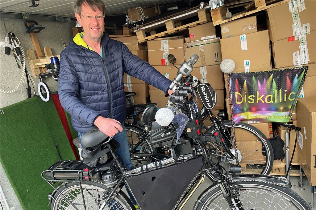 Ein Mann hält sein aufgemotztes Fahrrad in Herbern.