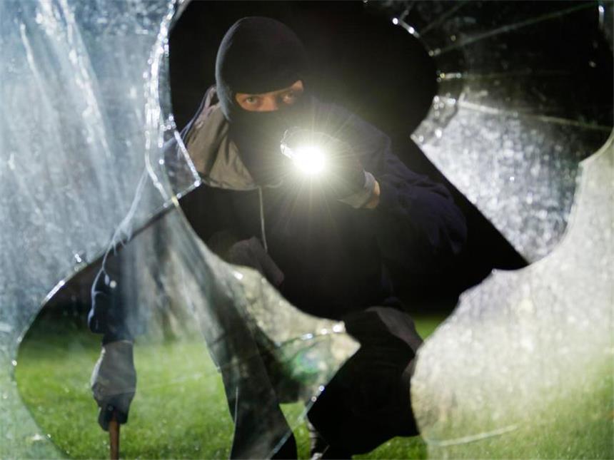 Wohnungseinbrüche: Was man wissen sollte In der dunklen Jahreszeit haben es Einbrecher oft leichter - sie werden nicht so schnell gesehen. Foto: Daniel Maurer
