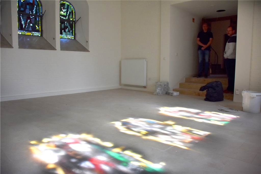 Kirche halbiert: Neues Pfarrheim in der St.-Josef-Kirche ist fast fertig In der ehemaligen Turmkapelle soll der neue Raum für die Jugend in der Gemeinde entstehen. Er bekommt einen eigenen Zugang von draußen, um die Jugendarbeit zu erleichtern. Die bunten Kirchenfenster bleiben erhalten.