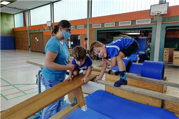 In der Eltern-Kind-Turngruppe des Turnerbunds Rauxel wird wieder getobt und gespielt. 