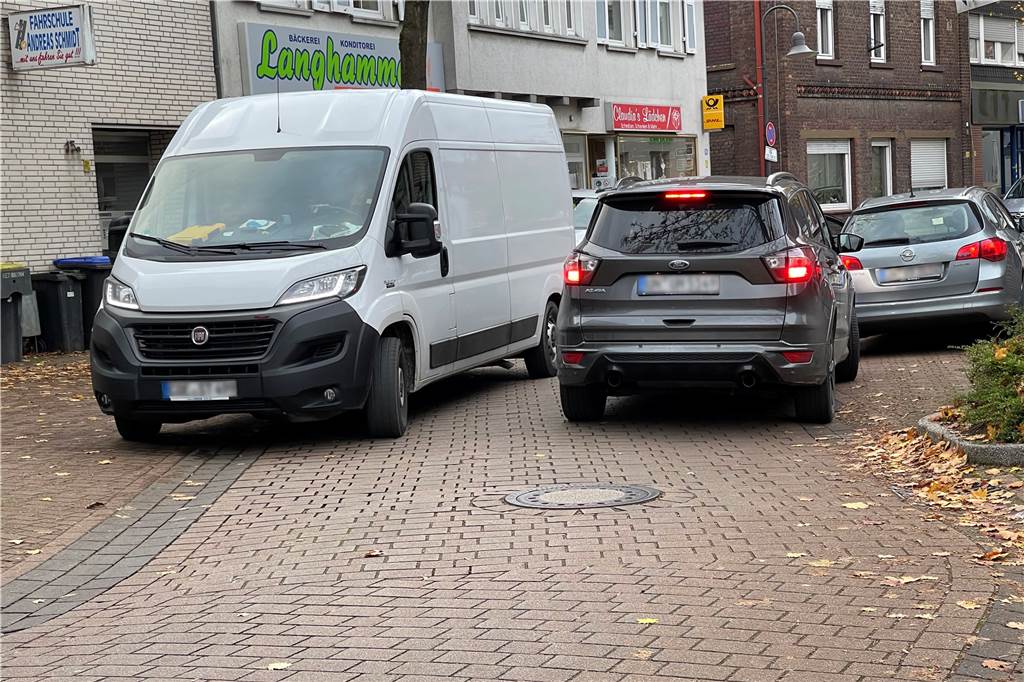 Was Borker wollen: Sichere Schulwege und mehr Fahrradstraßen In der engen Hauptstraße weichen die Fahrzeuge häufig auch auf die Gehwege aus.