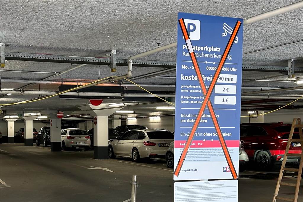 In der ersten Aprilwoche waren die neuen Hinweisschilder im Parkhaus am Recklinghäuser Tor in Dorsten montiert worden. Direkt an der Einfahrt sind nun die Preise zu sehen. Diese wurden allerdings nochmal korrigiert.