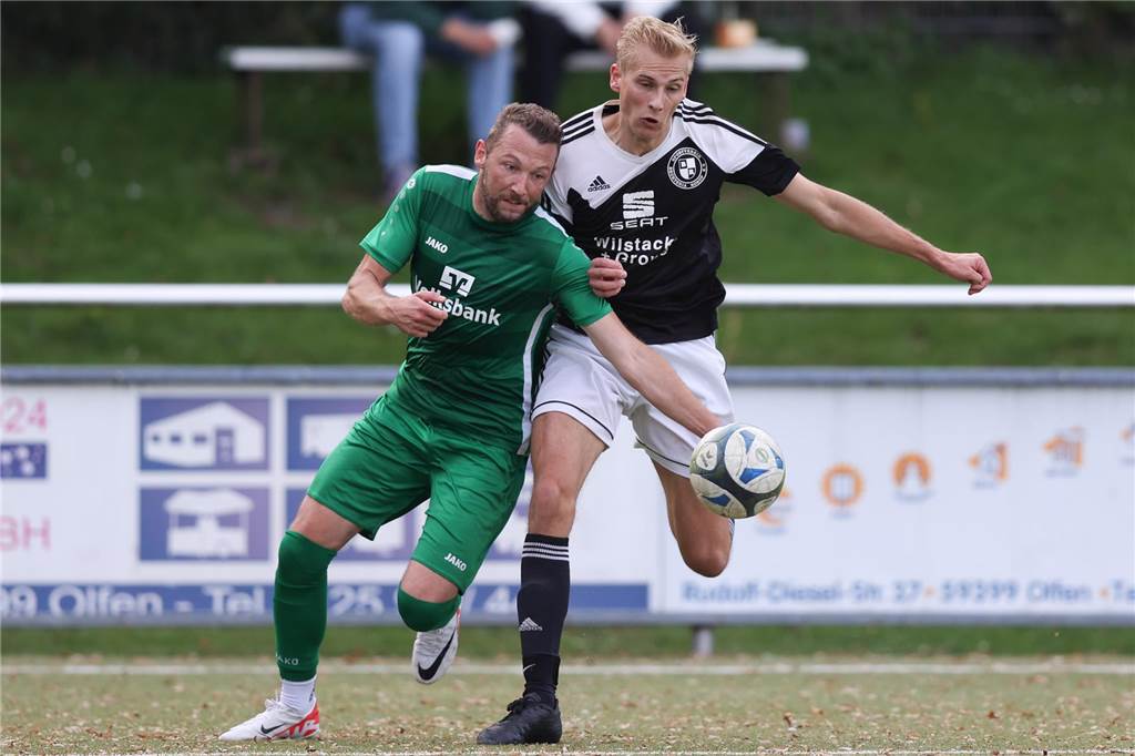 Matchwinner des SuS Olfen träumt von großem Pokallos: Er warnt aber vor dem nächsten Gegner Patrick Eingel vom SuS Olfen im Zweikampf mit seinem Gegenspieler.
