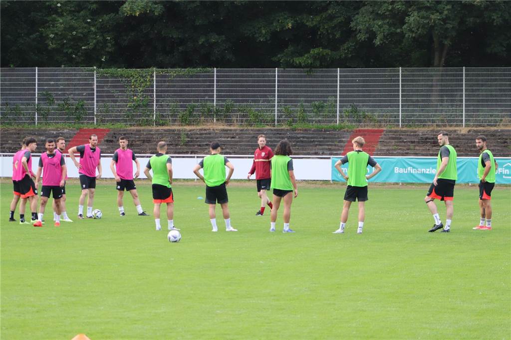 Viele Fotos vom Trainingsauftakt des Lüner SV In der ersten Trainingseinheit ließ LSV-Coach Axel Schmeing unter anderem ein Kleinfeldturnier spielen.
