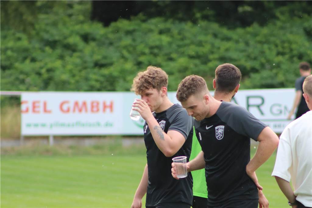 Viele Fotos vom Trainingsauftakt des Lüner SV In der ersten Trainingseinheit ließ LSV-Coach Axel Schmeing unter anderem ein Kleinfeldtuernier spielen.