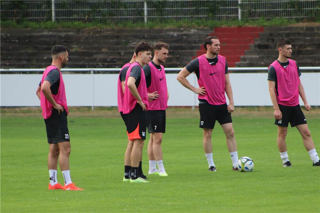 Viele Fotos vom Trainingsauftakt des Lüner SV In der ersten Trainingseinheit ließ LSV-Coach Axel Schmeing unter anderem ein Kleinfeldtuernier spielen.