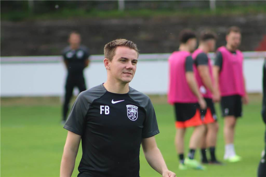 Viele Fotos vom Trainingsauftakt des Lüner SV In der ersten Trainingseinheit ließ LSV-Coach Axel Schmeing unter anderem ein Kleinfeldtuernier spielen.