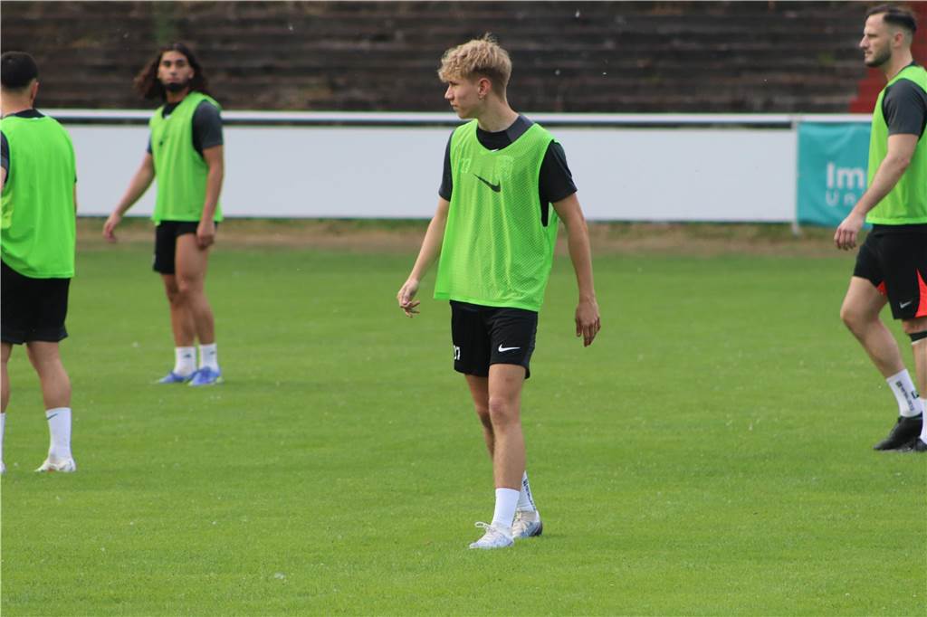 Viele Fotos vom Trainingsauftakt des Lüner SV In der ersten Trainingseinheit ließ LSV-Coach Axel Schmeing unter anderem ein Kleinfeldtuernier spielen.