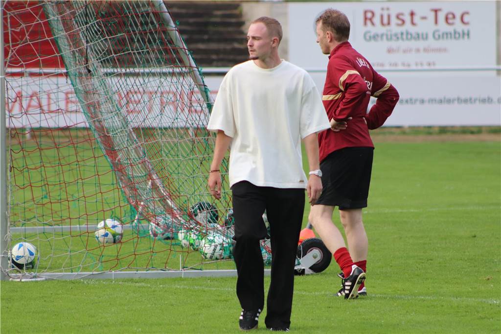 Viele Fotos vom Trainingsauftakt des Lüner SV In der ersten Trainingseinheit ließ LSV-Coach Axel Schmeing unter anderem ein Kleinfeldtuernier spielen.