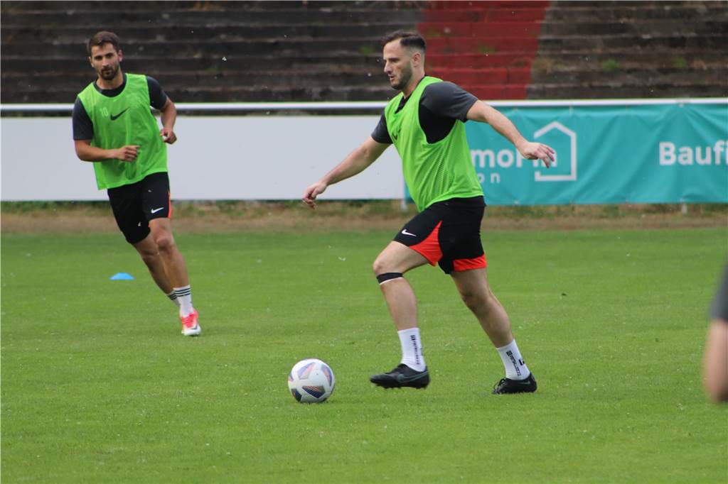 Viele Fotos vom Trainingsauftakt des Lüner SV In der ersten Trainingseinheit ließ LSV-Coach Axel Schmeing unter anderem ein Kleinfeldtuernier spielen.