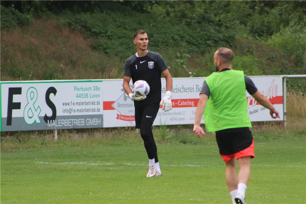 Viele Fotos vom Trainingsauftakt des Lüner SV In der ersten Trainingseinheit ließ LSV-Coach Axel Schmeing unter anderem ein Kleinfeldtuernier spielen.