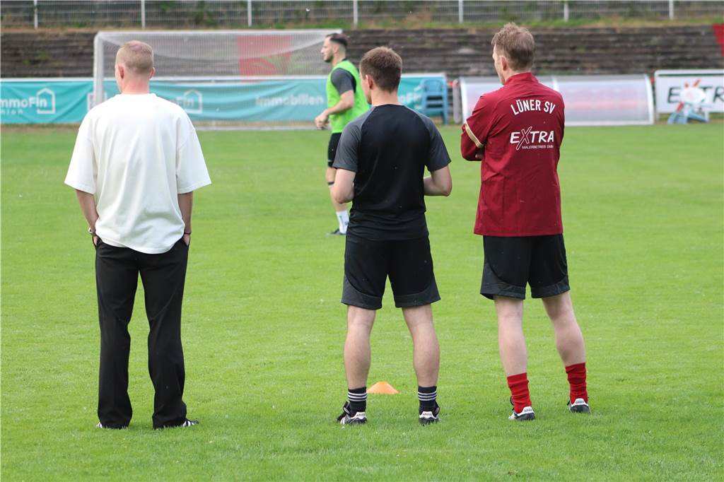 Viele Fotos vom Trainingsauftakt des Lüner SV In der ersten Trainingseinheit ließ LSV-Coach Axel Schmeing unter anderem ein Kleinfeldtuernier spielen.