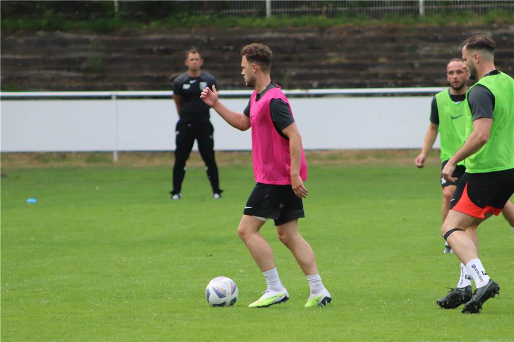 Viele Fotos vom Trainingsauftakt des Lüner SV In der ersten Trainingseinheit ließ LSV-Coach Axel Schmeing unter anderem ein Kleinfeldtuernier spielen.