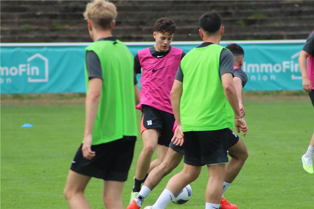 Viele Fotos vom Trainingsauftakt des Lüner SV In der ersten Trainingseinheit ließ LSV-Coach Axel Schmeing unter anderem ein Kleinfeldtuernier spielen.