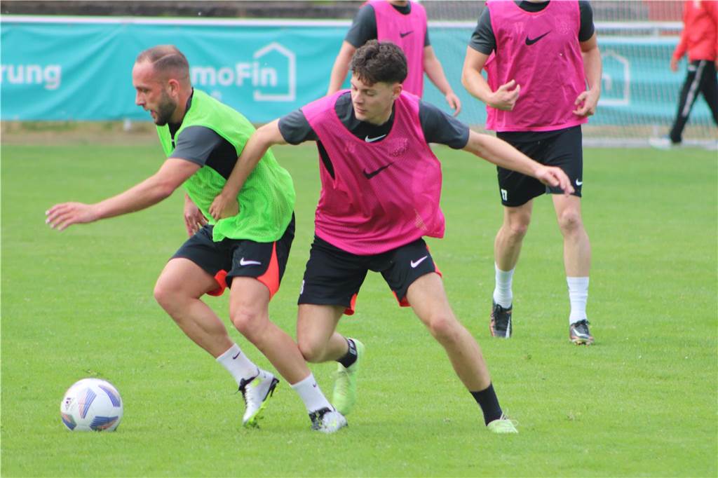 Viele Fotos vom Trainingsauftakt des Lüner SV In der ersten Trainingseinheit ließ LSV-Coach Axel Schmeing unter anderem ein Kleinfeldtuernier spielen.