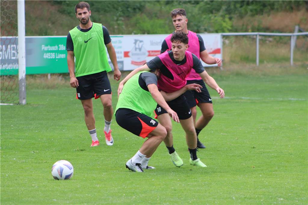 Viele Fotos vom Trainingsauftakt des Lüner SV In der ersten Trainingseinheit ließ LSV-Coach Axel Schmeing unter anderem ein Kleinfeldtuernier spielen.
