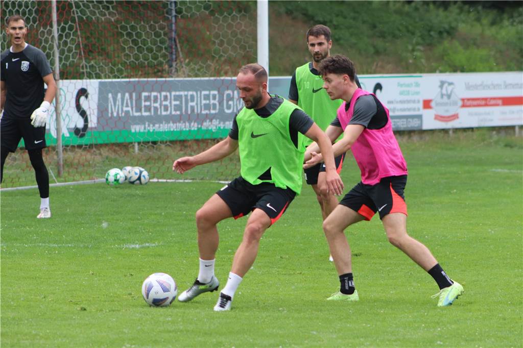 Viele Fotos vom Trainingsauftakt des Lüner SV In der ersten Trainingseinheit ließ LSV-Coach Axel Schmeing unter anderem ein Kleinfeldtuernier spielen.