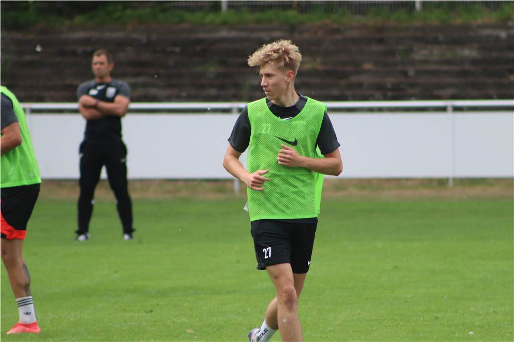 Viele Fotos vom Trainingsauftakt des Lüner SV In der ersten Trainingseinheit ließ LSV-Coach Axel Schmeing unter anderem ein Kleinfeldtuernier spielen.