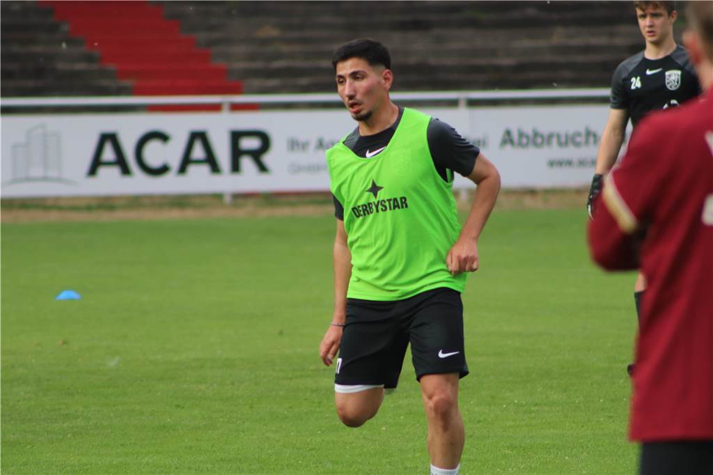 Viele Fotos vom Trainingsauftakt des Lüner SV In der ersten Trainingseinheit ließ LSV-Coach Axel Schmeing unter anderem ein Kleinfeldtuernier spielen.
