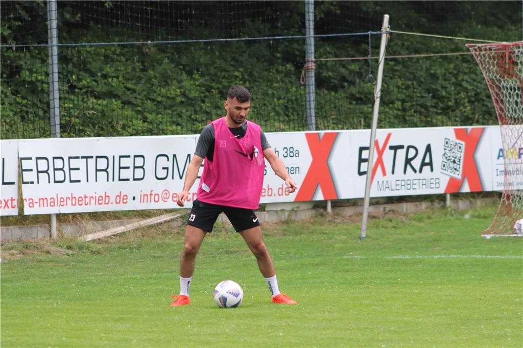 Viele Fotos vom Trainingsauftakt des Lüner SV In der ersten Trainingseinheit ließ LSV-Coach Axel Schmeing unter anderem ein Kleinfeldtuernier spielen.