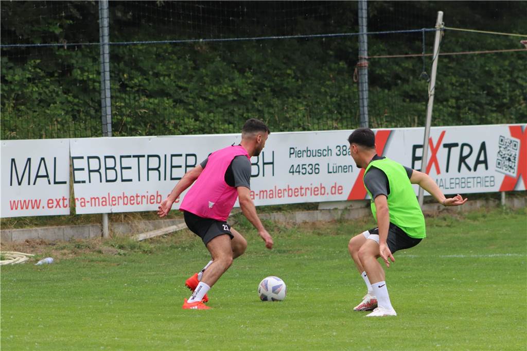 Viele Fotos vom Trainingsauftakt des Lüner SV In der ersten Trainingseinheit ließ LSV-Coach Axel Schmeing unter anderem ein Kleinfeldtuernier spielen.