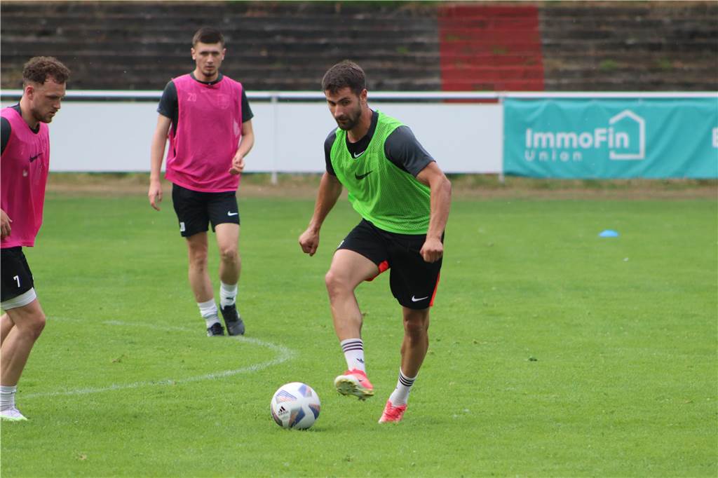 Viele Fotos vom Trainingsauftakt des Lüner SV In der ersten Trainingseinheit ließ LSV-Coach Axel Schmeing unter anderem ein Kleinfeldtuernier spielen.