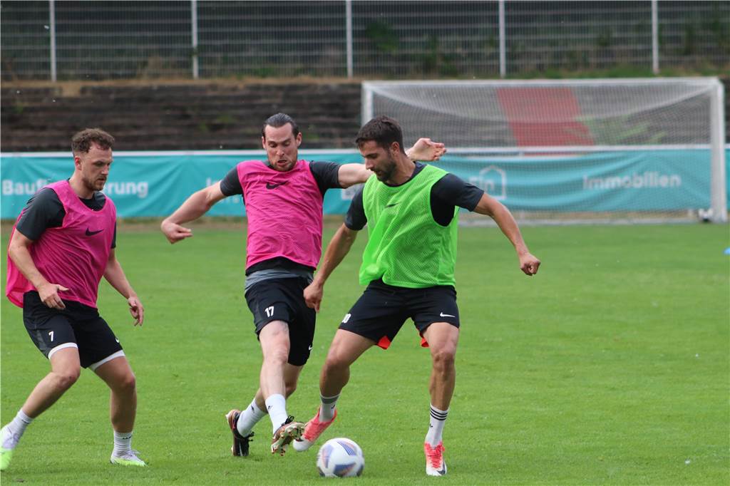 Viele Fotos vom Trainingsauftakt des Lüner SV In der ersten Trainingseinheit ließ LSV-Coach Axel Schmeing unter anderem ein Kleinfeldtuernier spielen.