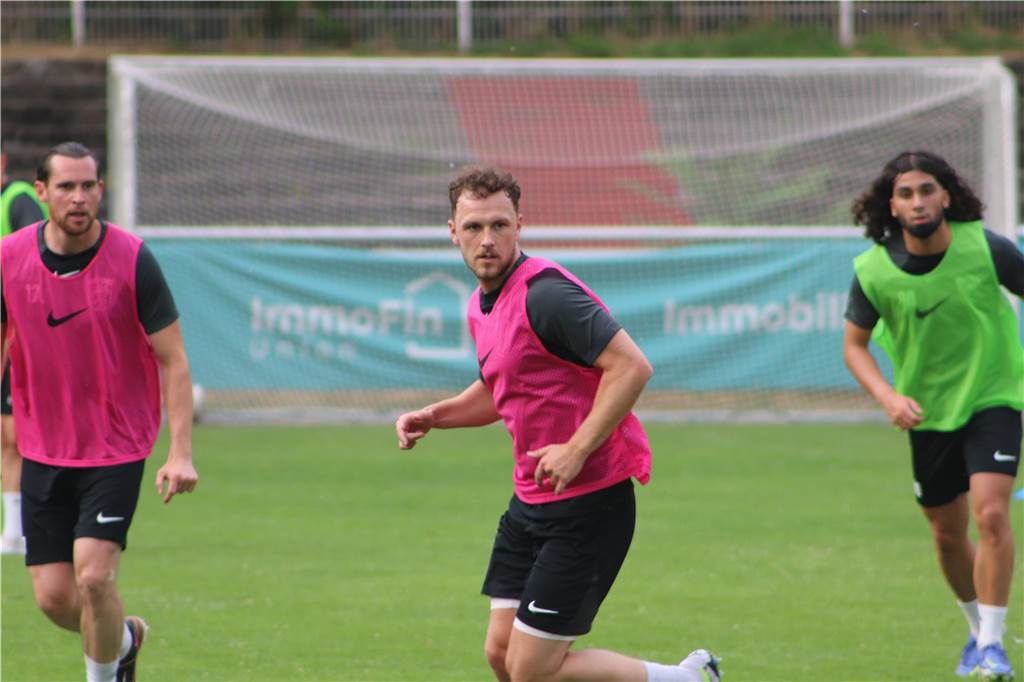Viele Fotos vom Trainingsauftakt des Lüner SV In der ersten Trainingseinheit ließ LSV-Coach Axel Schmeing unter anderem ein Kleinfeldtuernier spielen.