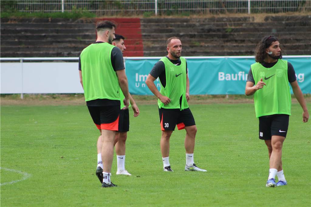 Viele Fotos vom Trainingsauftakt des Lüner SV In der ersten Trainingseinheit ließ LSV-Coach Axel Schmeing unter anderem ein Kleinfeldtuernier spielen.