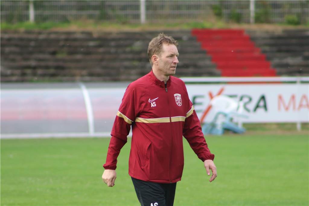 Viele Fotos vom Trainingsauftakt des Lüner SV In der ersten Trainingseinheit ließ LSV-Coach Axel Schmeing unter anderem ein Kleinfeldtuernier spielen.