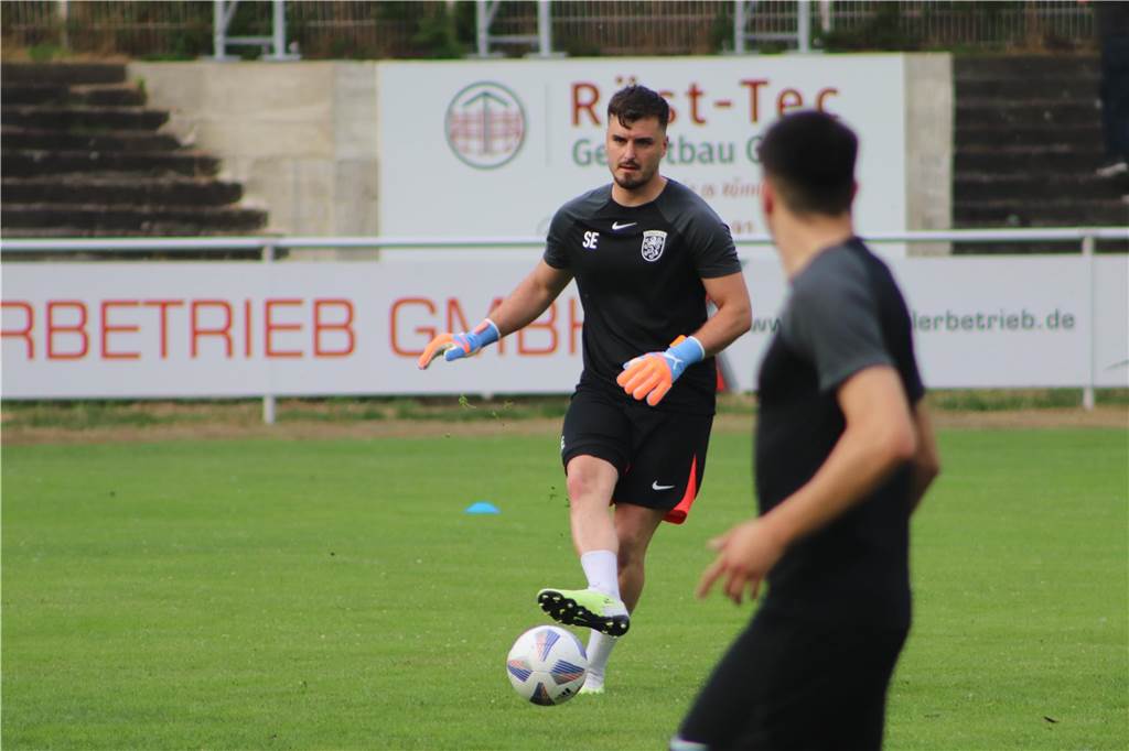 Viele Fotos vom Trainingsauftakt des Lüner SV In der ersten Trainingseinheit ließ LSV-Coach Axel Schmeing unter anderem ein Kleinfeldtuernier spielen.