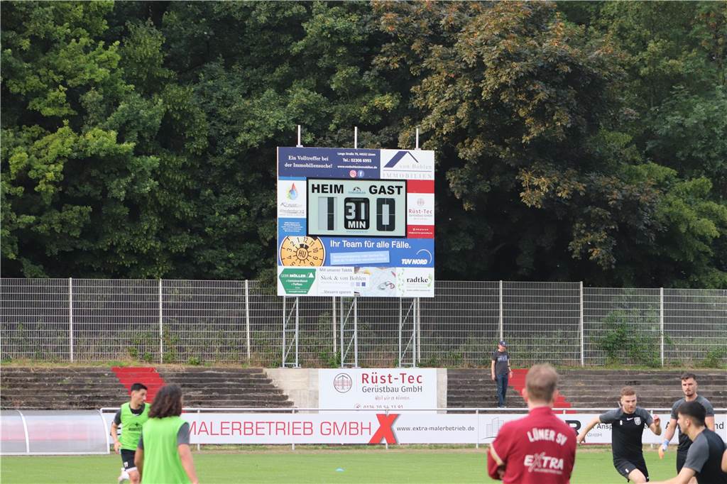 Viele Fotos vom Trainingsauftakt des Lüner SV In der ersten Trainingseinheit ließ LSV-Coach Axel Schmeing unter anderem ein Kleinfeldtuernier spielen.