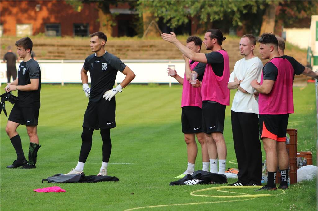 Viele Fotos vom Trainingsauftakt des Lüner SV In der ersten Trainingseinheit ließ LSV-Coach Axel Schmeing unter anderem ein Kleinfeldtuernier spielen.