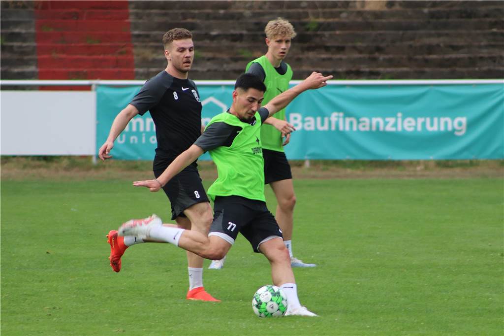 Viele Fotos vom Trainingsauftakt des Lüner SV In der ersten Trainingseinheit ließ LSV-Coach Axel Schmeing unter anderem ein Kleinfeldtuernier spielen.