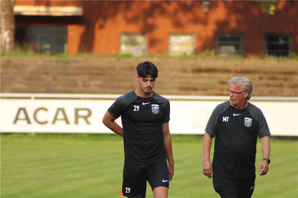 Viele Fotos vom Trainingsauftakt des Lüner SV In der ersten Trainingseinheit ließ LSV-Coach Axel Schmeing unter anderem ein Kleinfeldtuernier spielen.