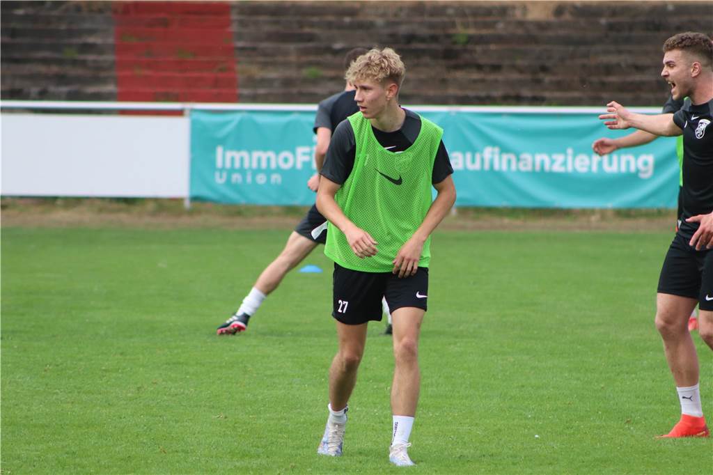 Viele Fotos vom Trainingsauftakt des Lüner SV In der ersten Trainingseinheit ließ LSV-Coach Axel Schmeing unter anderem ein Kleinfeldtuernier spielen.